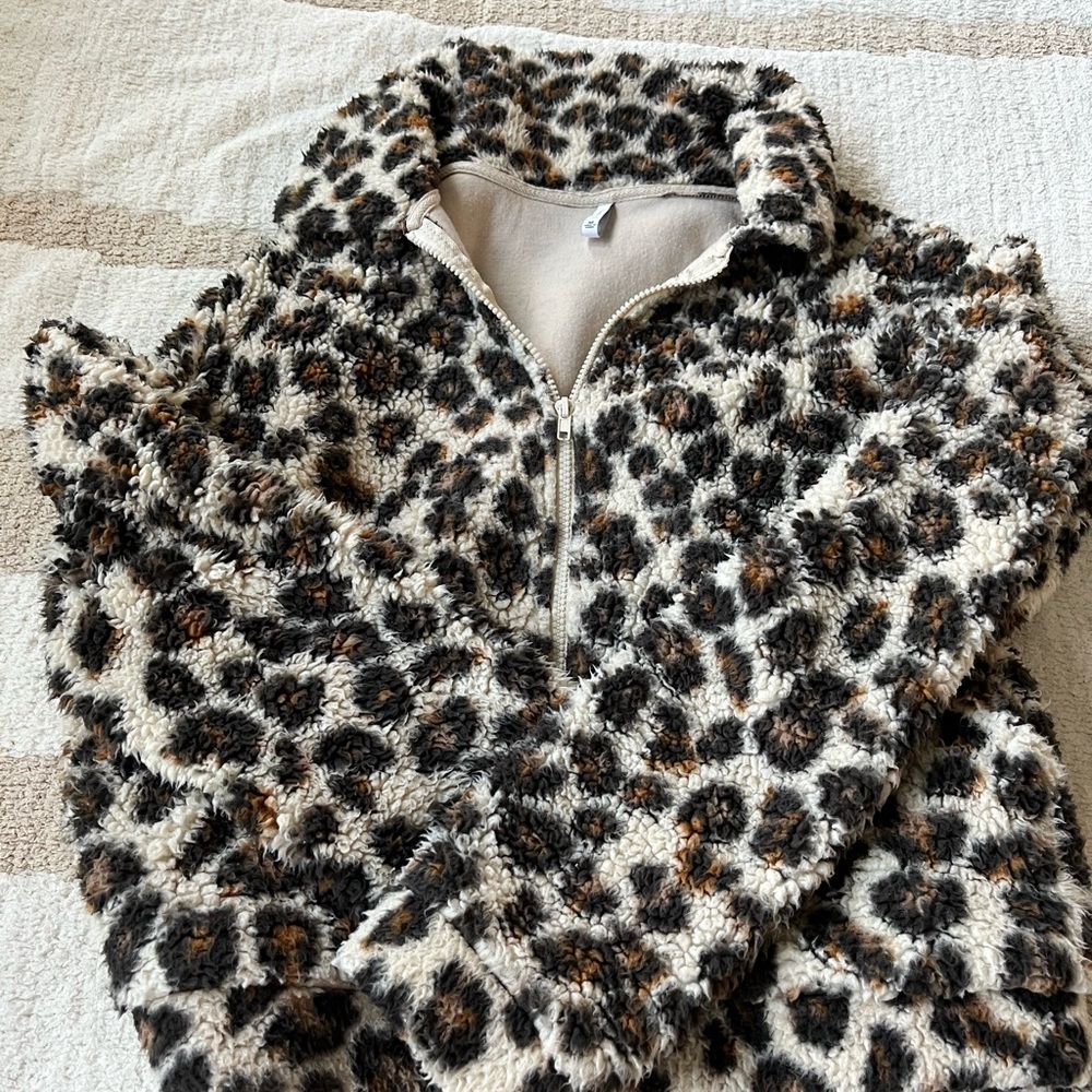 Z Supply leopard bomber jacket- super cozy for fall and EUC